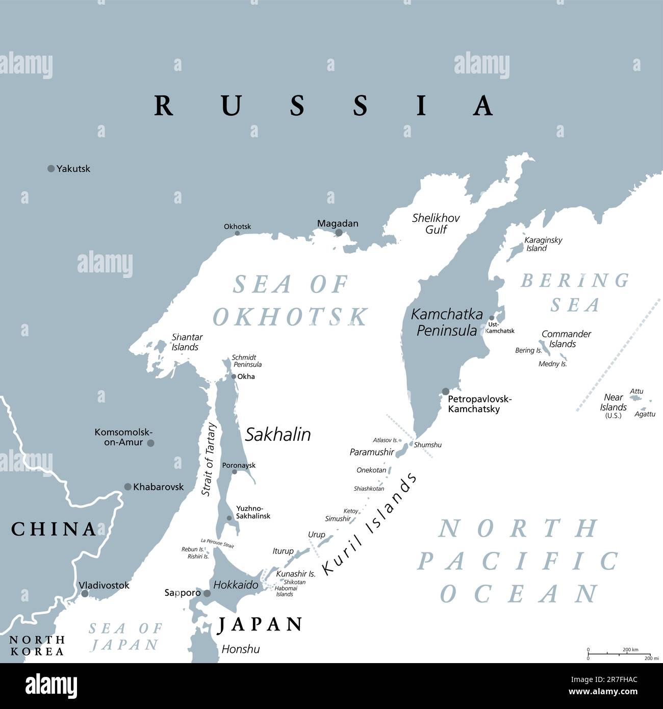Okhotsk-Meer, graue politische Karte. Grenzpazifischer Ozean zwischen der Halbinsel Kamchatka, den Kuril-Inseln, Hokkaido, Sachalin und Sibirien. Stockfoto