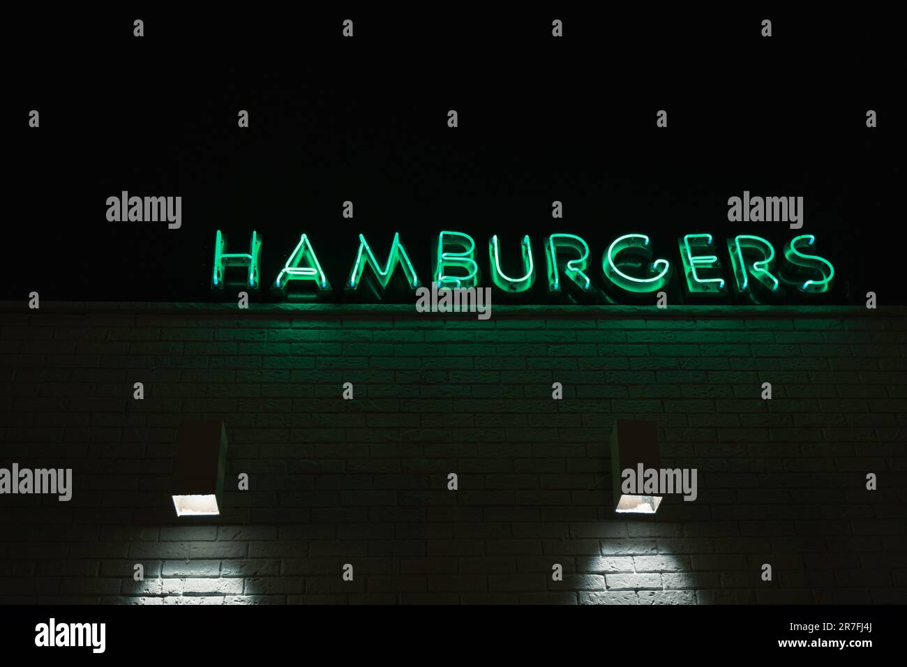 Hamburger Neonschild bei Nacht, White Mana Diner, Jersey City, New Jersey Stockfoto