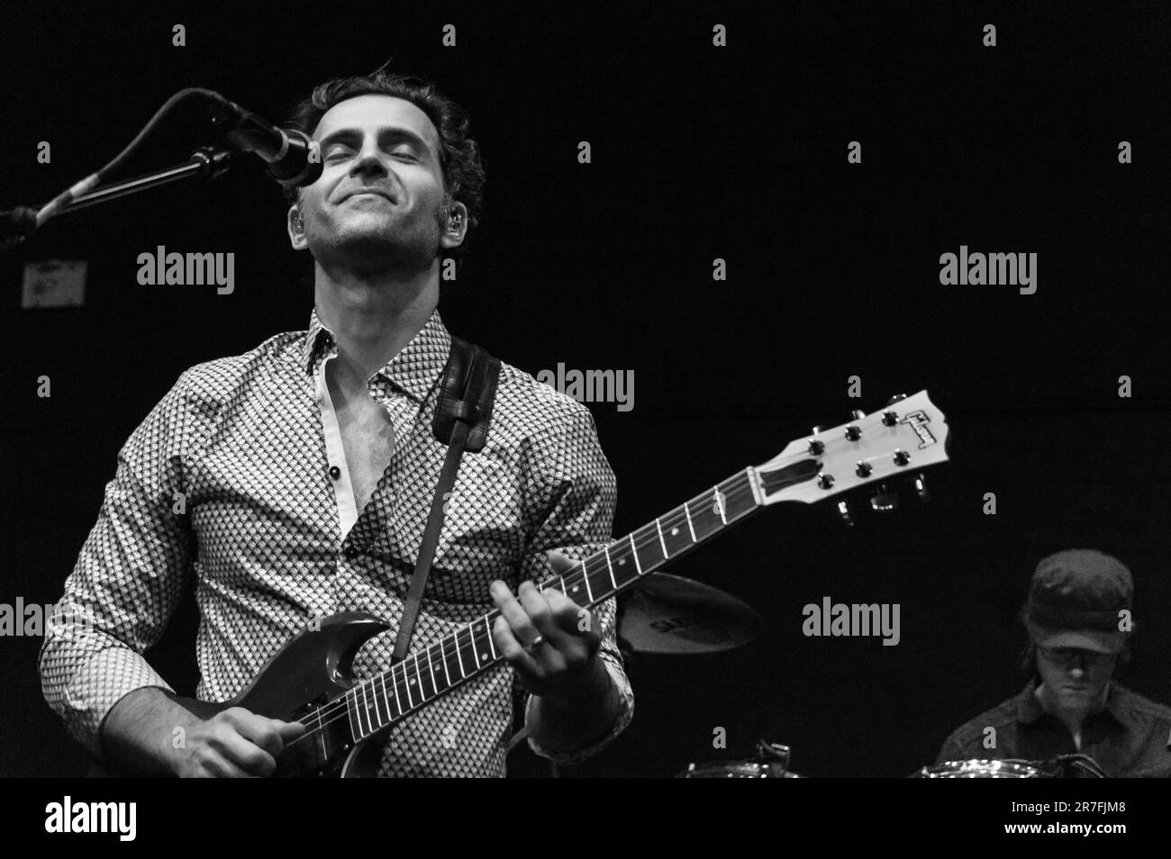 Dweezil Zappa tritt am 13. Februar 2016 mit seiner Band im Regent Theater, Los Angeles, Kalifornien, während seiner Via Zammata' Tour auf. Im Hintergrund steht Schlagzeuger Ryan Brown. Stockfoto