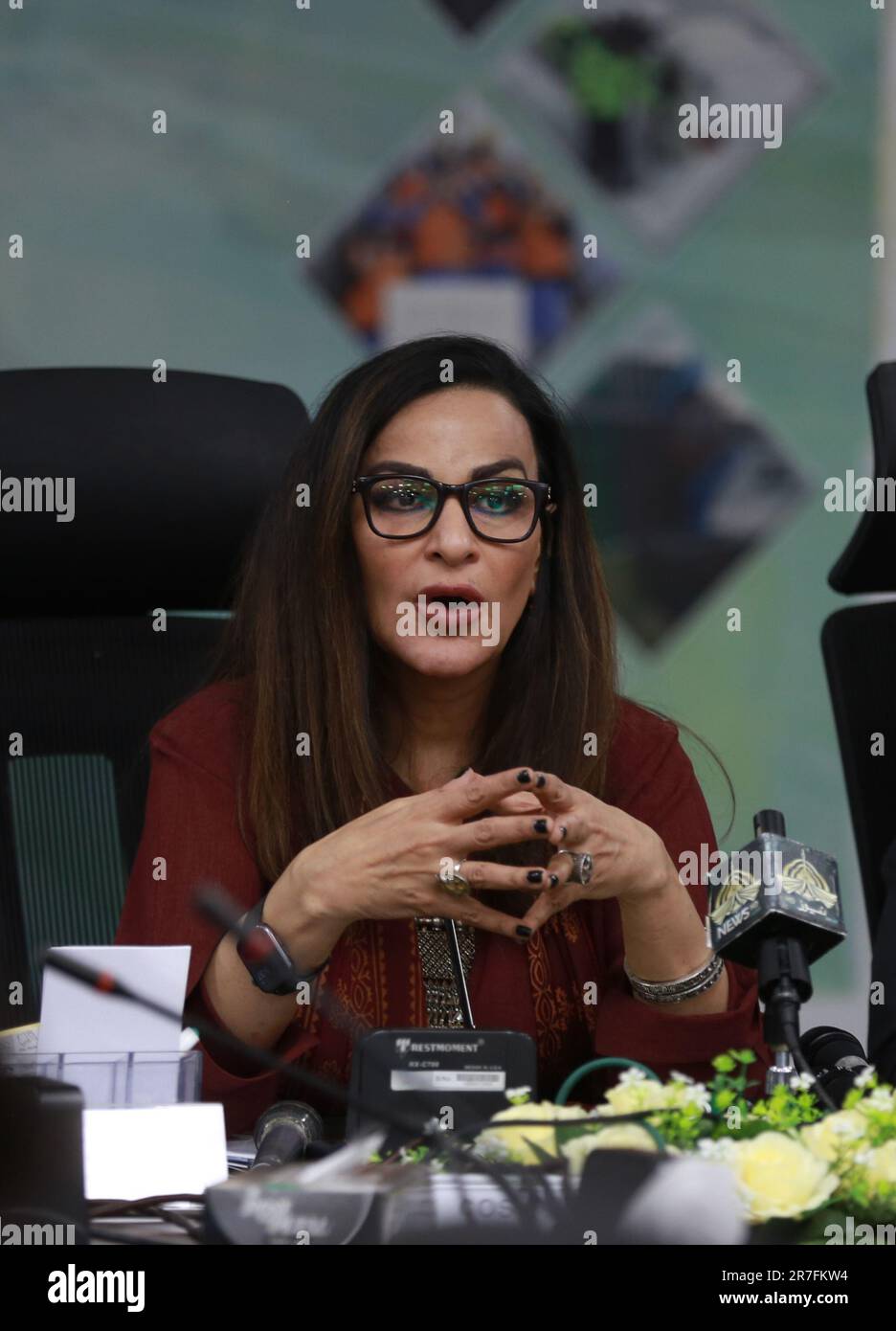 Islamabad, Pakistan. 14. Juni 2023. Der pakistanische Klimaschutzminister Sherry Rehman informiert Medienvertreter über den Zyklon Biparjoy. Mehr als 100.000 Menschen wurden aus dem Weg eines heftigen Wirbelsturms in Richtung Indien und Pakistan evakuiert, und am 14. Juni warnten die Prognostiker, dass es verheerende Folgen haben könnte (Foto von Raja Imran Bahadar/Pacific Press). Kredit: Pacific Press Media Production Corp./Alamy Live News Stockfoto