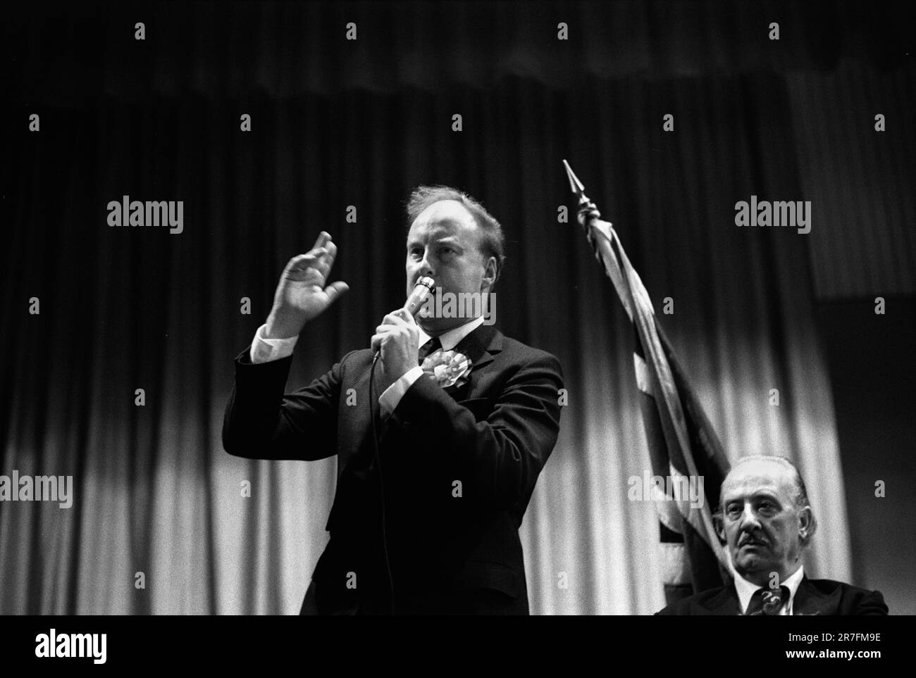 John Tyndall, Anführer der Front National, Walsall, Birmingham, England, ca. 1976. National Front NF-Treffen nach märz durch Birmingham Vorort Walsall North während einer lokalen Nachwahl. John Tyndall und der NF-Kandidat Charles Parker. Stockfoto