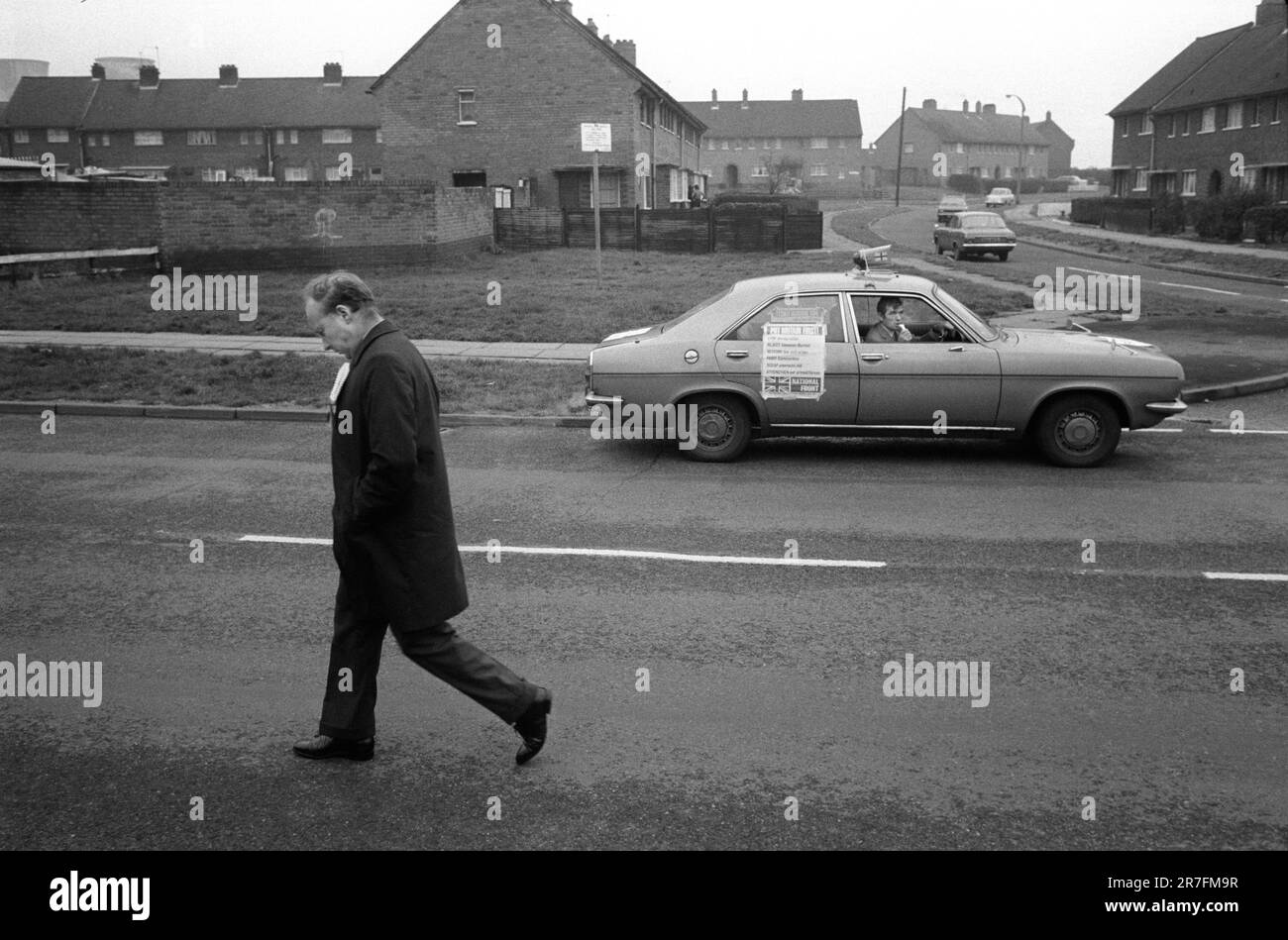John Tyndall, Anführer der Front National, Walsall, Birmingham, England 1976. John Tyndall wählte in Birmingham, einem Vorort von Walsall North, während einer lokalen Nachwahl in einem verlassenen Wohngebiet. GROSSBRITANNIEN 1970ER JAHRE HOMER SYKES Stockfoto