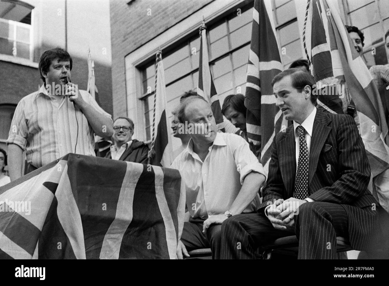 John Tyndall, Anführer der Front National, Shoreditch, South London, England, ca. 1978. Martin Webster, John Tyndall und das zukünftige Parlamentsmitglied der National Front in einer lokalen Nachwahl. UK 1970S HOMER SYKES Stockfoto
