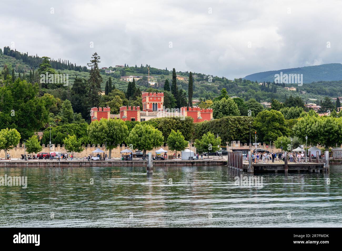 Blick von der Touristenfähre nach Garda, Gardasee, Italien Stockfoto