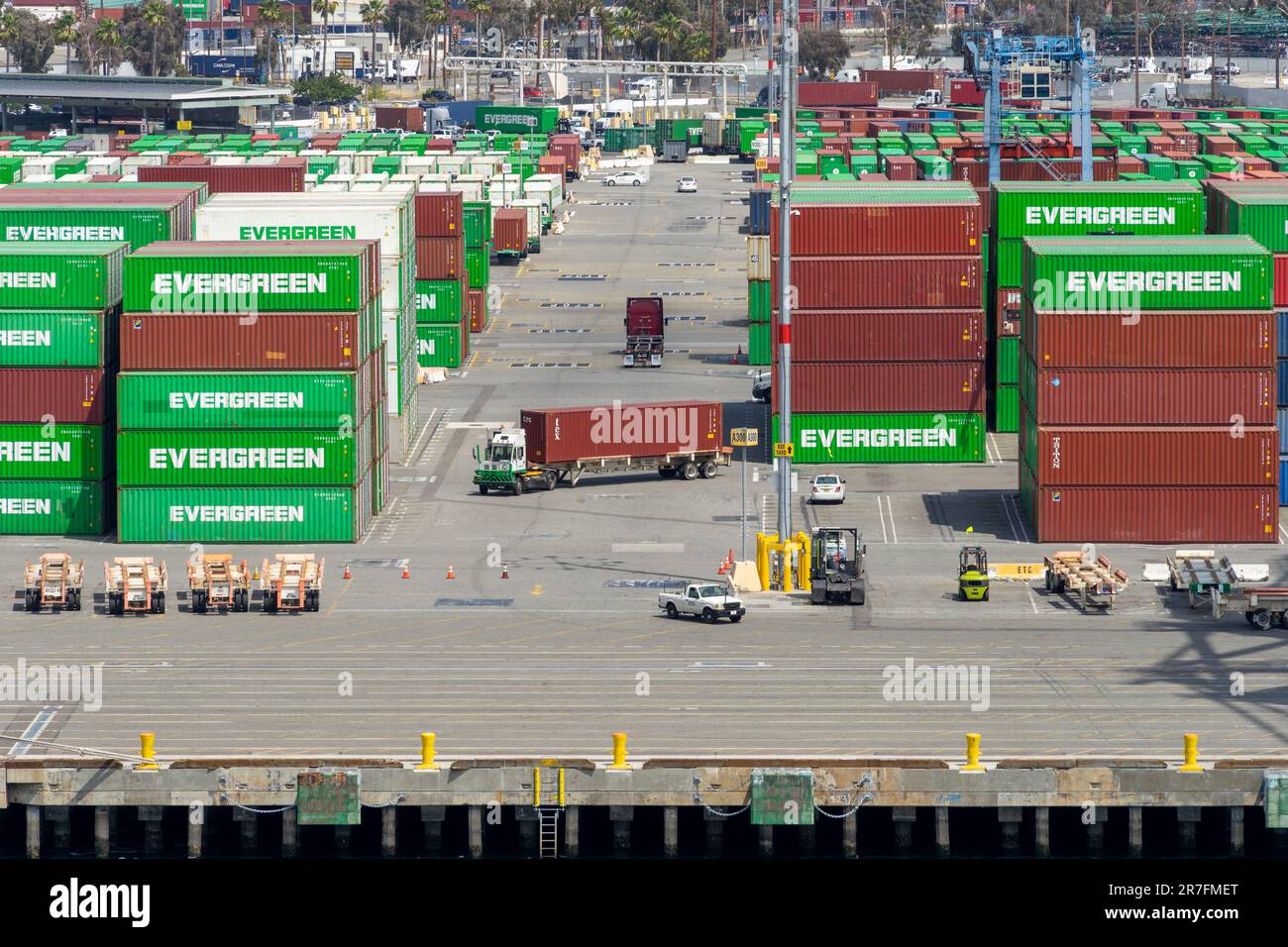 San Pedro, CA, USA – 2. Juni 2023: Evergreen-Container und Lkw auf Terminal Island im Hafen von Los Angeles in San P gestapelt Stockfoto