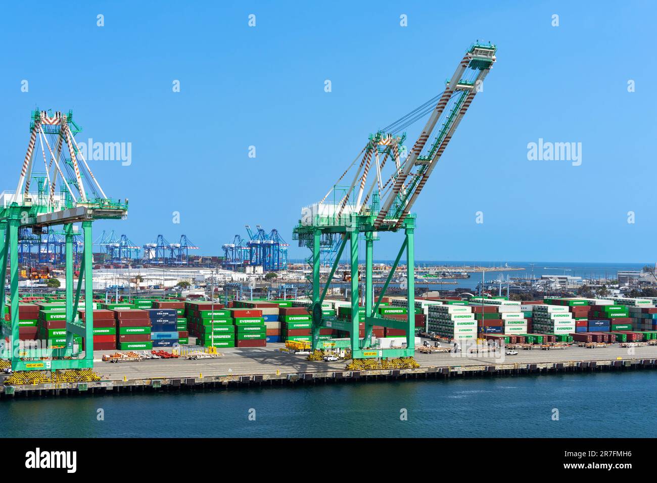 San Pedro, CA, USA – 2. Juni 2023: Schiffscontainer und Kran auf Terminal Island im Hafen von Los Angeles in San Pedro, Commeri Stockfoto