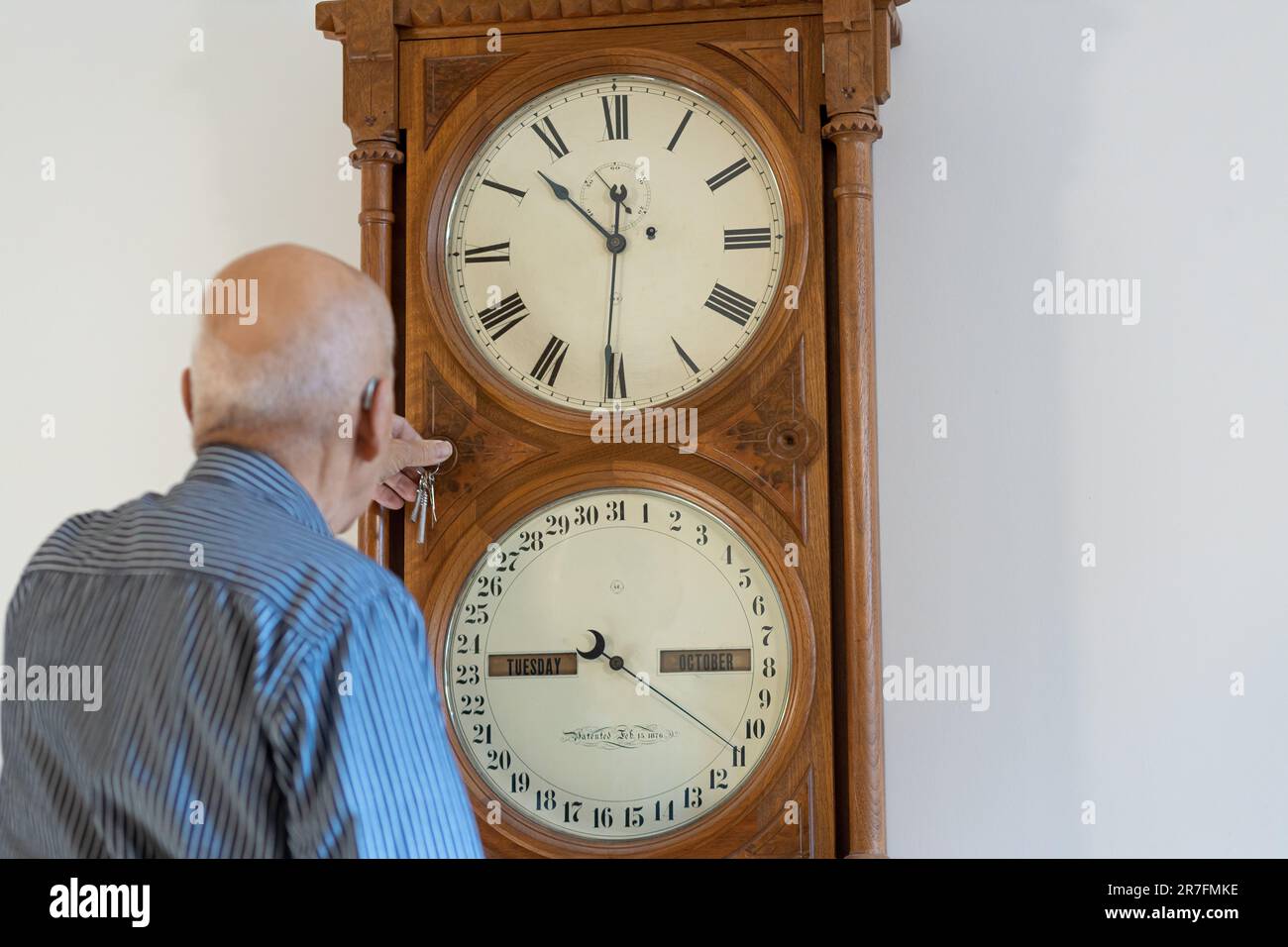 Andre Viger schließt den Mechanismus einer Uhr von Seth Thomas ab, die 1876 am 11. Oktober 2022 auf der Nationalversammlung in Quebec City hergestellt wurde. Ein Regler zeigt die Stunden, Minuten und Sekunden an, während ein zweites Wahlrad Tag und Monat anzeigt, wobei sogar zwischen Monaten mit 30 und 31 Tagen sowie dem Monat Februar unterschieden werden kann. Stockfoto