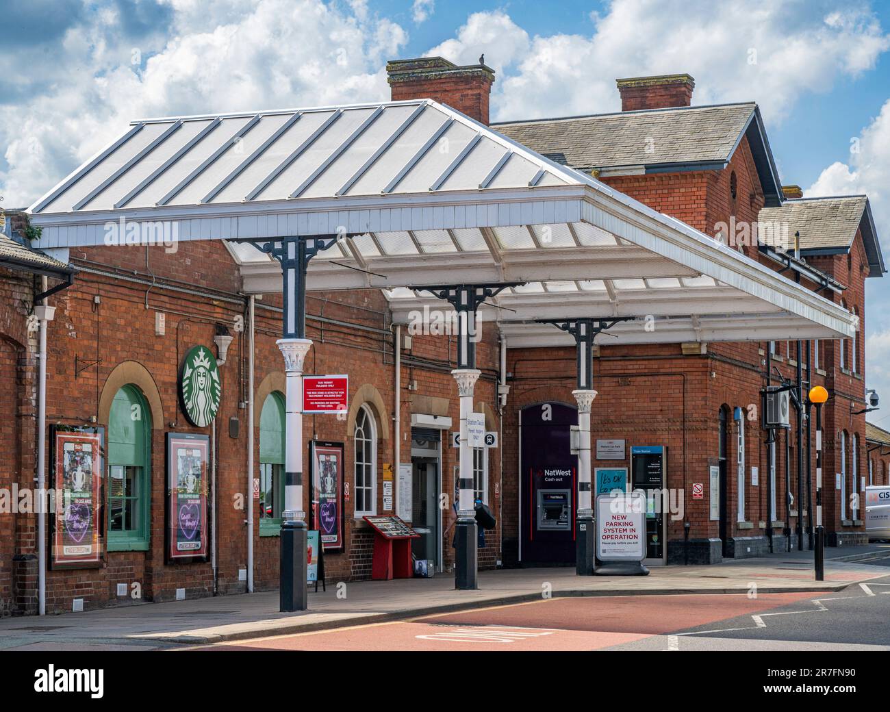 Grantham, Lincolnshire, Großbritannien – der Eingang zum Bahnhof Grantham oder zum Bahnhof Stockfoto