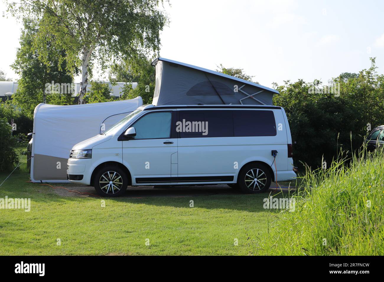 Ein neuer weier Wohnwagen mit Dachzelt Stockfotografie - Alamy