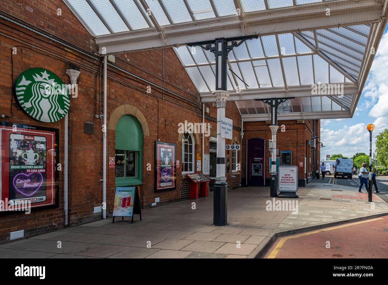 Grantham, Lincolnshire, Großbritannien – der Eingang zum Bahnhof Grantham oder zum Bahnhof Stockfoto