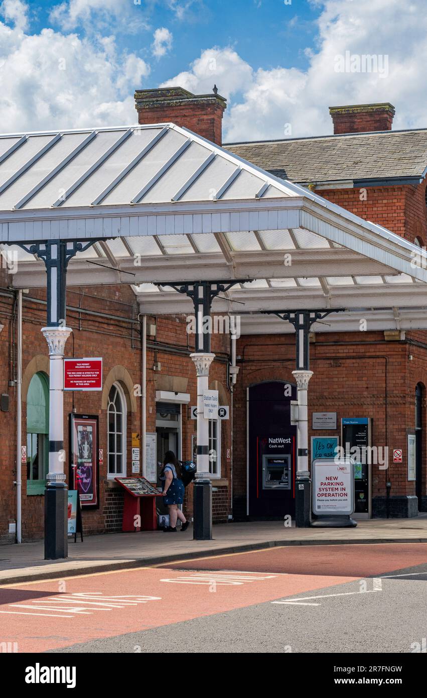 Grantham, Lincolnshire, Großbritannien – der Eingang zum Bahnhof Grantham oder zum Bahnhof Stockfoto