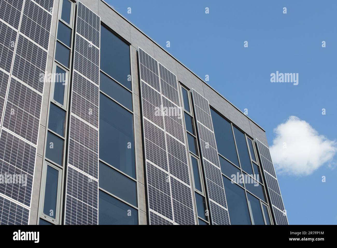 Modernes Gebäude mit Solarfassade. Wand mit Sonnenkollektoren in einem modernen Gebäude. Stockfoto