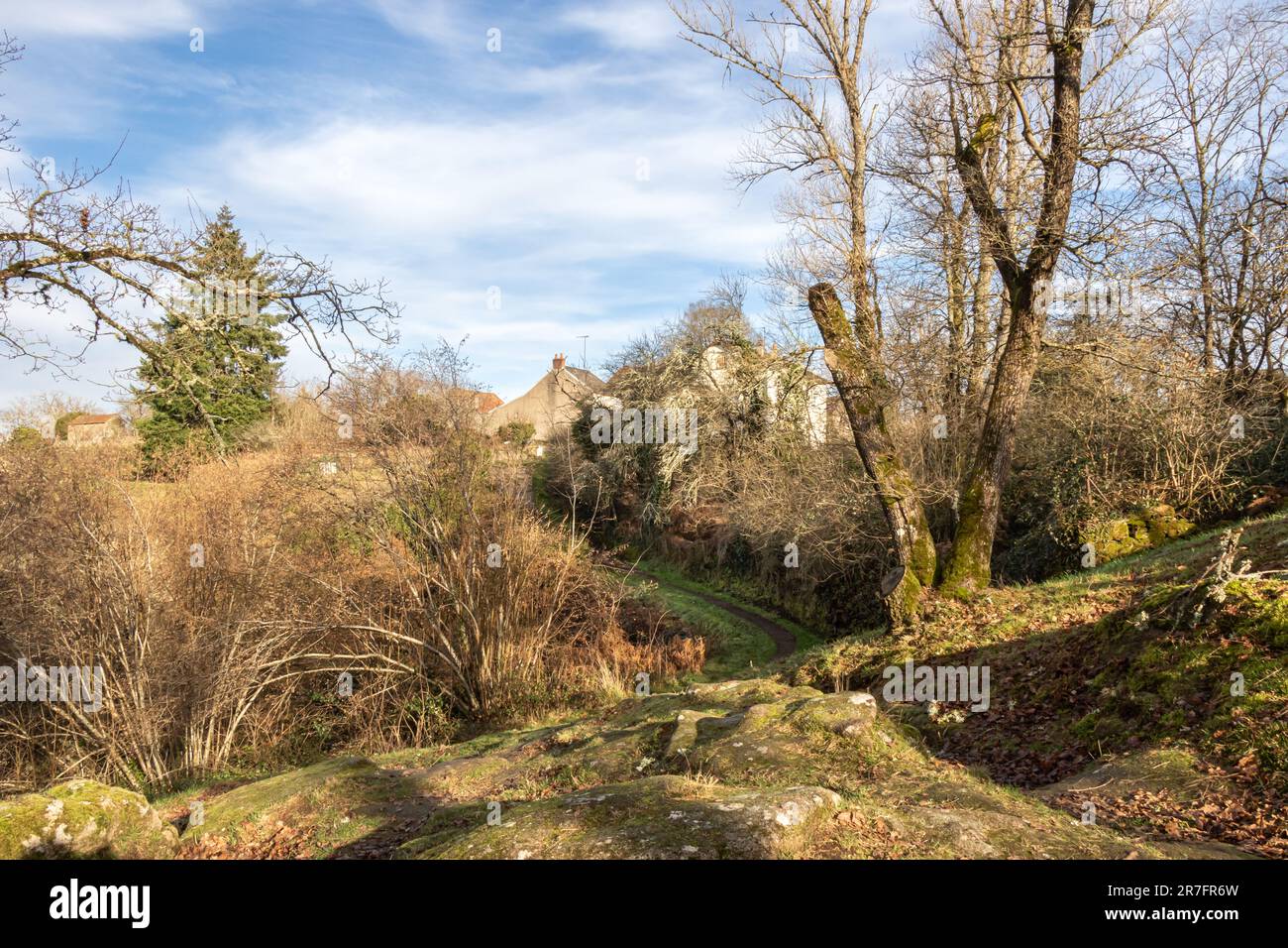 Ein felsiger Pfad zum Dorf Crozant, Creuse in Frankreich. Stockfoto