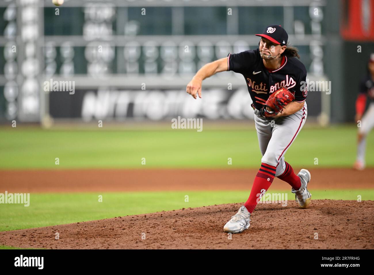 Der Relief Pitcher Thaddeus ward (68) schlägt im unteren Teil des 8. Inning während des MLB-Spiels zwischen den Washington Nationals an Stockfoto