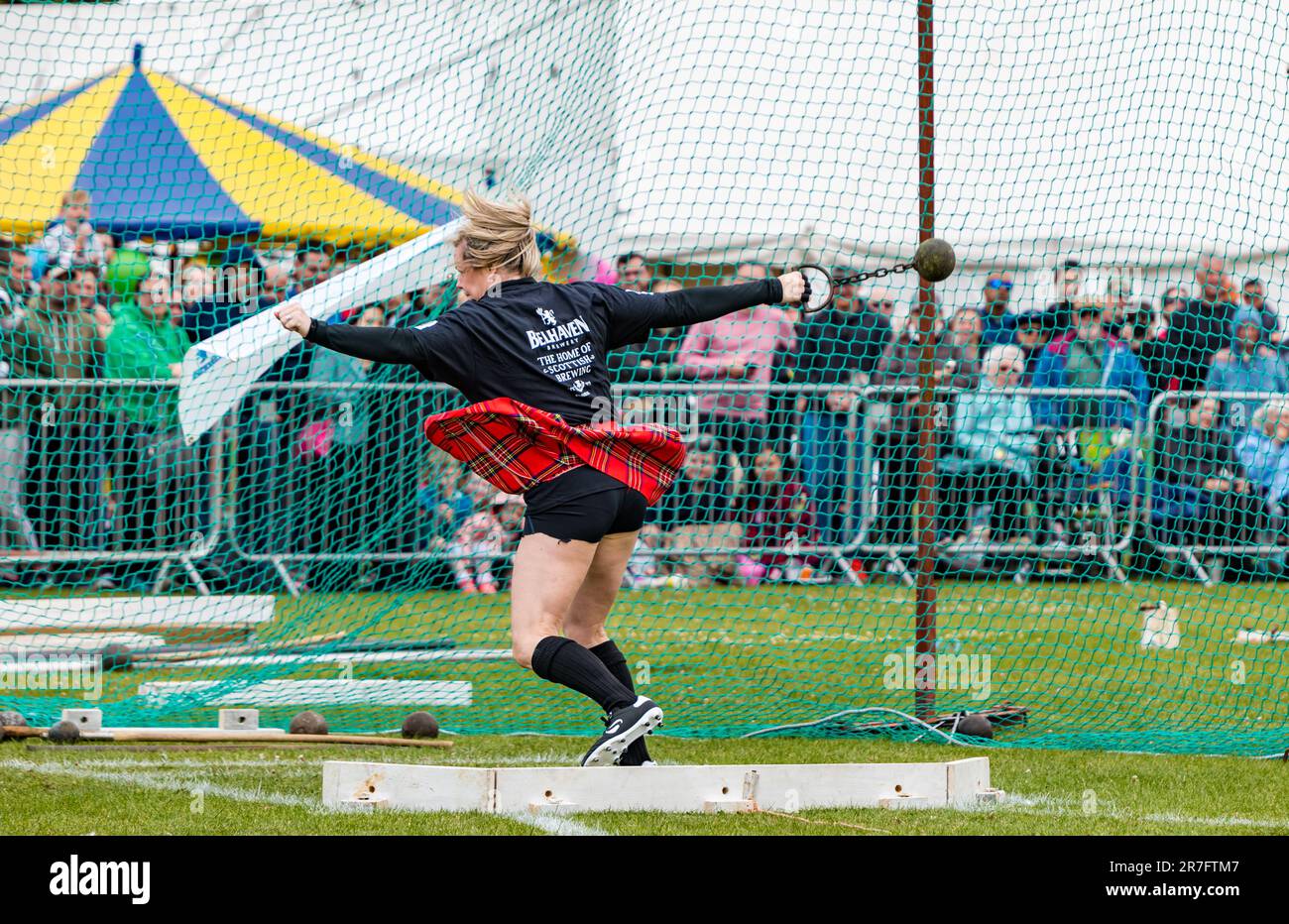 Weibliche Wettkämpferin bei einem schweren Ball- und Kettenspiel, Highland Games, North Berwick, Schottland, Großbritannien Stockfoto