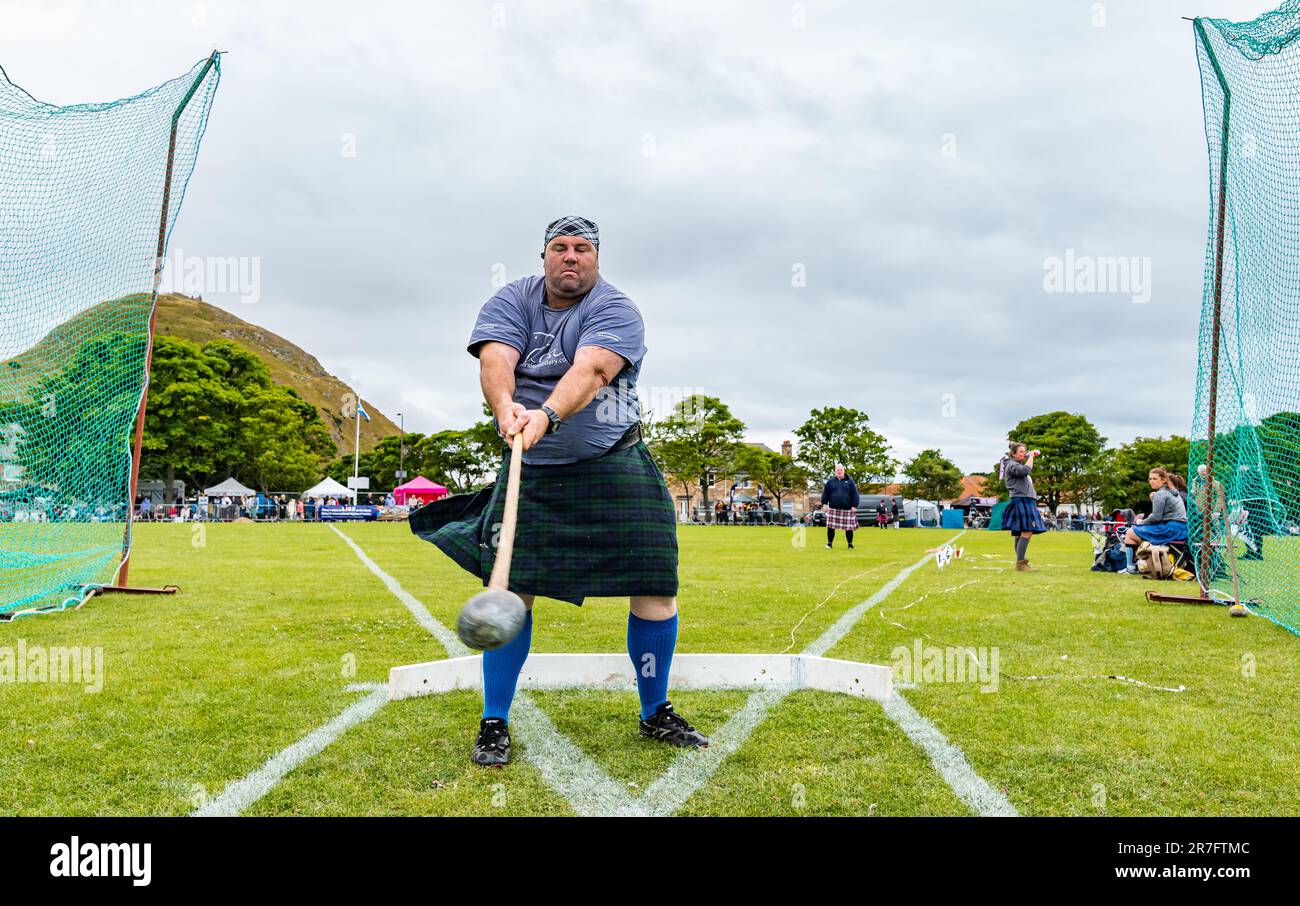 Männlicher Mitbewerber bei Heavy Hammer-Tossing-Game-Event, Highland Games, North Berwick, Schottland, Großbritannien Stockfoto