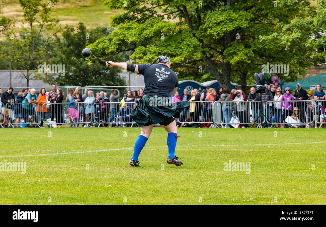 Männlicher Wettkämpfer bei schweren Ball- und Kettenspielen, Highland Games, North Berwick, Schottland, Großbritannien Stockfoto