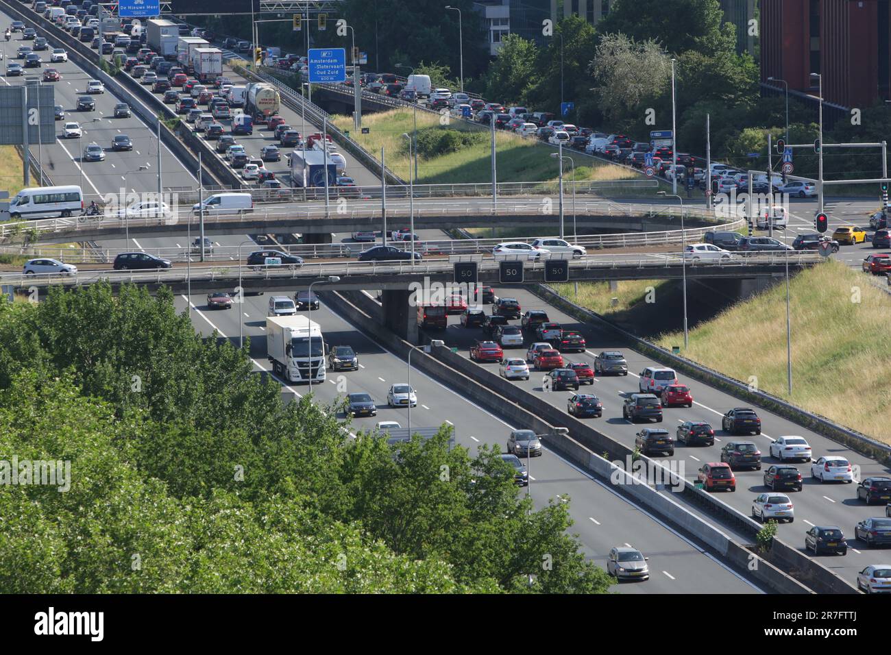 Amsterdam, Niederlande. 15. Juni 2023. Eine allgemeine Ansicht zeigt die Autobahn A10, eine der wichtigsten Zufahrtsstraßen mit hohem Verkehrsaufkommen am 15. Juni 2023 in Amsterdam, Niederlande. Die Vorschriften für die Kraftfahrzeugsteuer sollten umweltfreundlichere, umweltfreundlichere, umweltfreundlichere und weniger umweltbelastende Verkehrsmittel fördern. In einem von der niederländischen Regierung in Auftrag gegebenen Sachverständigenbericht wird empfohlen, die Regeln festzulegen, und die Mitglieder des niederländischen Parlaments werden Gelegenheit haben, diesen im Juni 28. in Den Haag zu erörtern. (Foto: Paulo Amorim/Sipa USA) Guthaben: SIPA USA/Alamy Live News Stockfoto