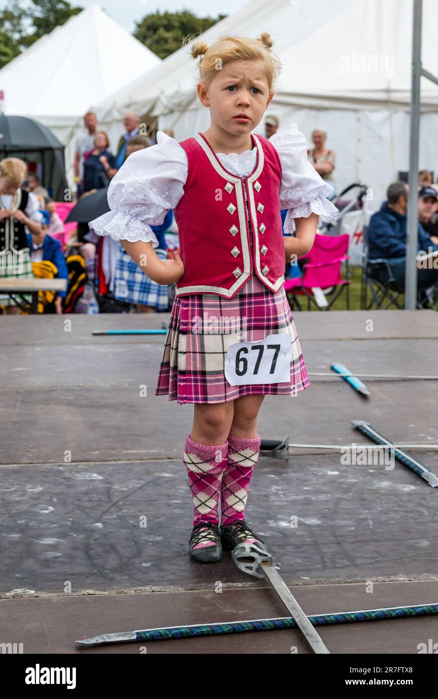 Junge Frau, die beim Highland Sword Dancing Event, Highland Games, North Berwick, Schottland, Großbritannien, teilnimmt Stockfoto