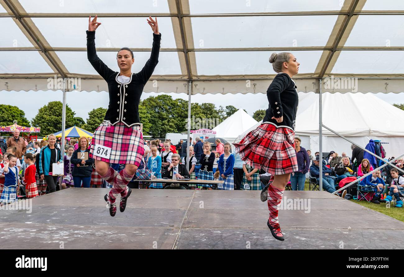 Junge Frauen, die an einer Highland-Tanzveranstaltung teilnehmen und traditionelle schottische Kleidungsstücke tragen, Kilts, Highland Games, North Berwick, Schottland, Großbritannien Stockfoto