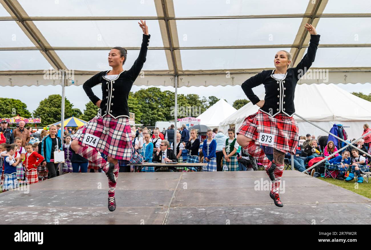 Junge Frauen, die an einer Highland-Tanzveranstaltung teilnehmen und traditionelle schottische Kleidungsstücke tragen, Kilts, Highland Games, North Berwick, Schottland, Großbritannien Stockfoto
