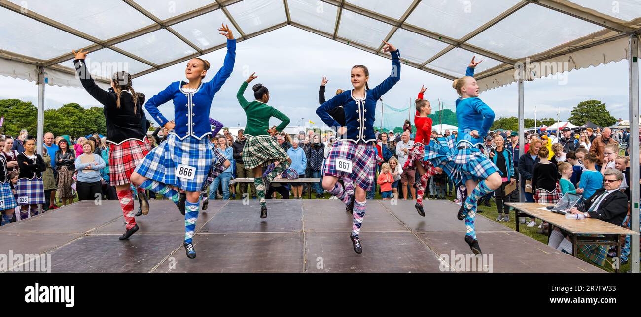 Mädchen, die an einer Highland-Tanzveranstaltung teilnehmen und traditionelle schottische Kleidungsstücke tragen, Kilts, Highland Games, North Berwick, Schottland, Großbritannien Stockfoto