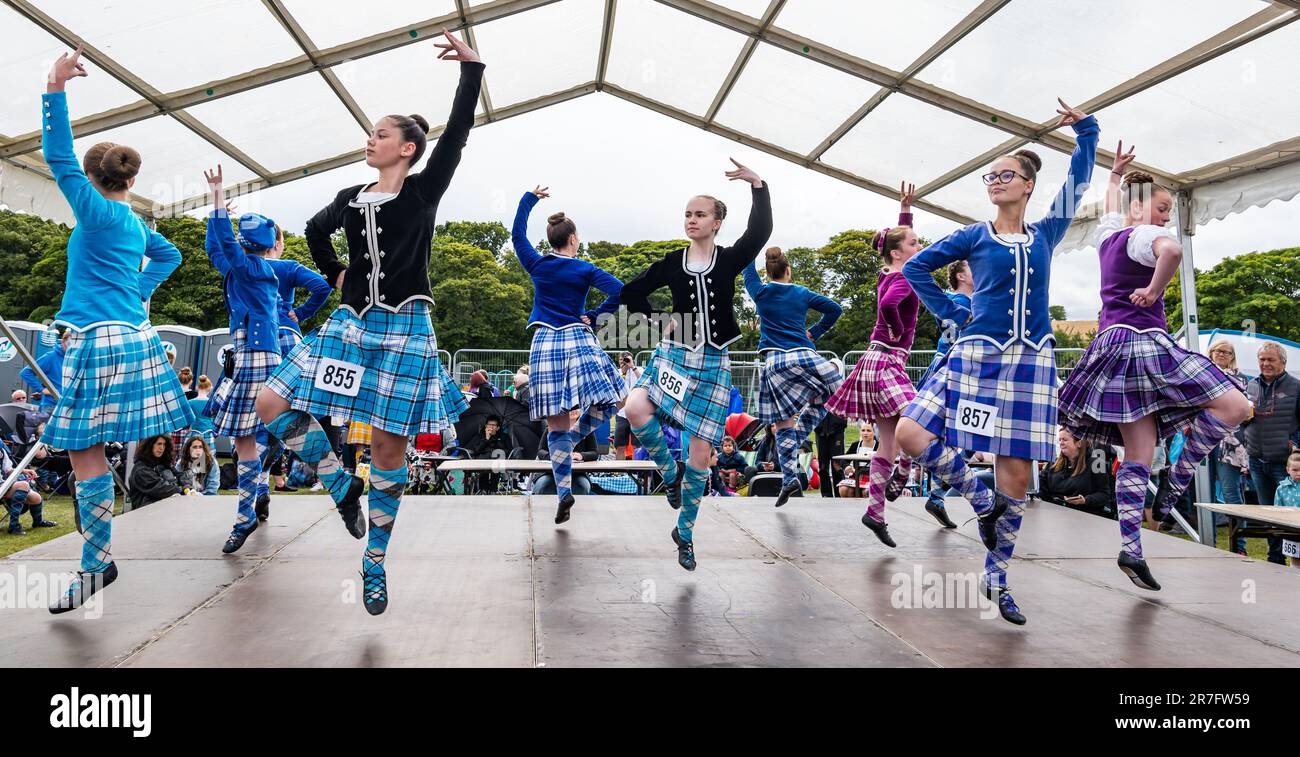 Mädchen, die an einer Highland-Tanzveranstaltung teilnehmen und traditionelle schottische Kleidungsstücke tragen, Kilts, Highland Games, North Berwick, Schottland, Großbritannien Stockfoto