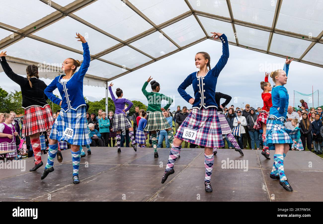 Mädchen, die an einer Highland-Tanzveranstaltung teilnehmen und traditionelle schottische Kleidungsstücke tragen, Kilts, Highland Games, North Berwick, Schottland, Großbritannien Stockfoto