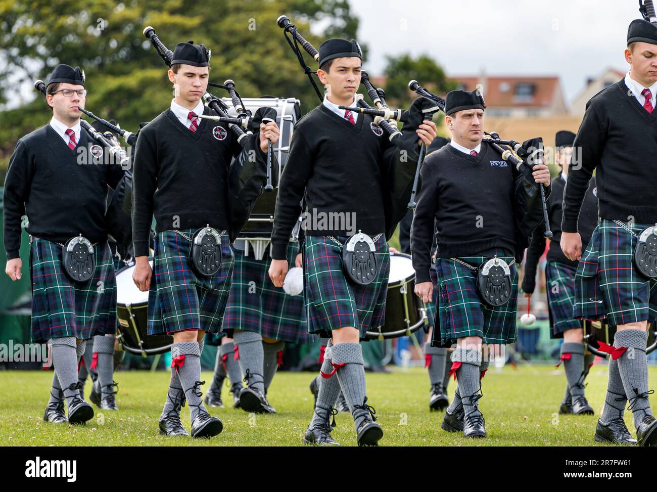 Pipe-Band marschiert und tritt bei Highland Games, North Berwick, Schottland, Großbritannien auf Stockfoto