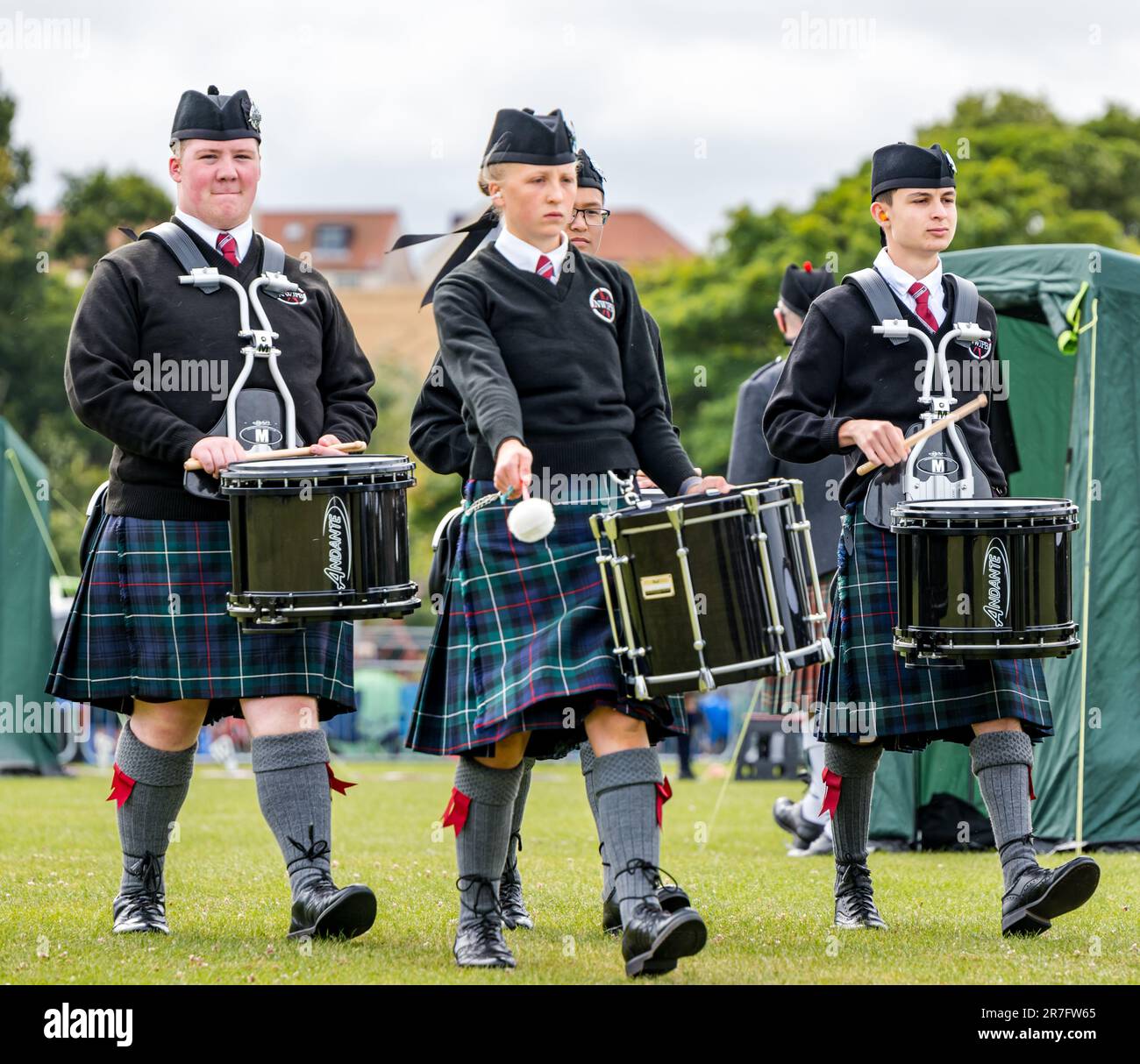 Pipe-Band marschiert und tritt bei Highland Games, North Berwick, Schottland, Großbritannien auf Stockfoto
