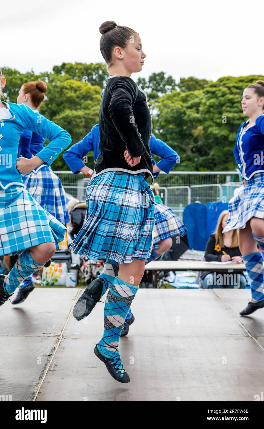 Mädchen, die an einer Highland-Tanzveranstaltung teilnehmen und traditionelle Kilts, Highland Games, North Berwick, Schottland, Großbritannien tragen Stockfoto