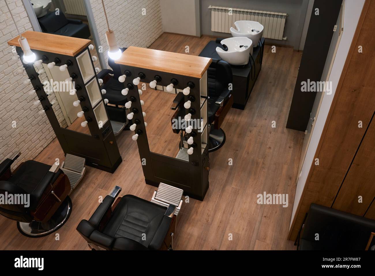 Barbershop-Zimmer mit moderner, minimalistischer Einrichtung Stockfoto