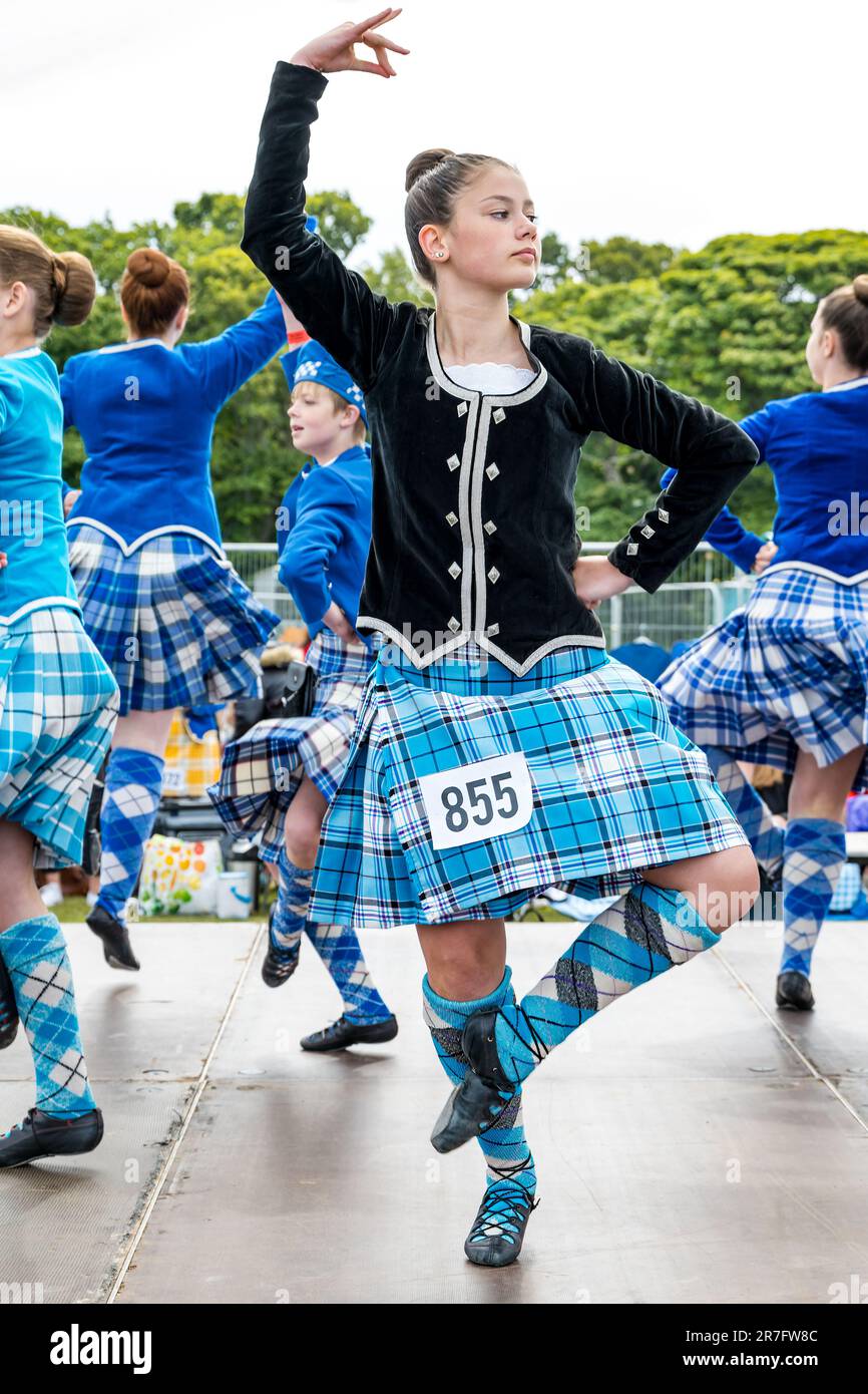 Mädchen, die an einer Highland-Tanzveranstaltung teilnehmen und traditionelle Kilts, Highland Games, North Berwick, Schottland, Großbritannien tragen Stockfoto