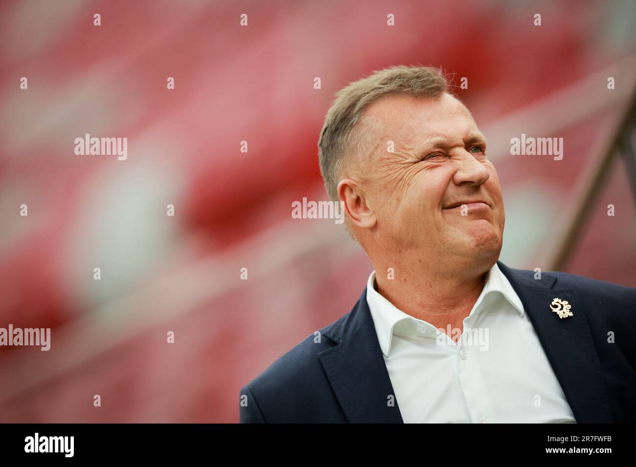 Warschau, Polen. 15. Juni 2023. Fußball: Nationalmannschaft, vor dem internationalen Spiel gegen Deutschland im Nationalstadion. Cezary Kulesza, Präsident des polnischen Fußballverbands, während des letzten Trainings im Nationalstadion. Kredit: Christian Charisius/dpa - WICHTIGER HINWEIS: Gemäß den Anforderungen der DFL Deutsche Fußball Liga und des DFB Deutscher Fußball-Bund ist es verboten, im Stadion aufgenommene Fotos und/oder das Spiel in Form von Sequenzbildern und/oder videoähnlichen Fotoserien zu verwenden oder verwenden zu lassen./dpa/Alamy Live News Stockfoto