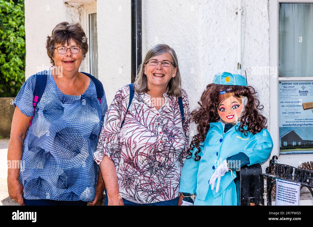 Besucher, die das East Budleigh Village Scarecrow Festival in Aid of All Saints Church besuchen. Stockfoto