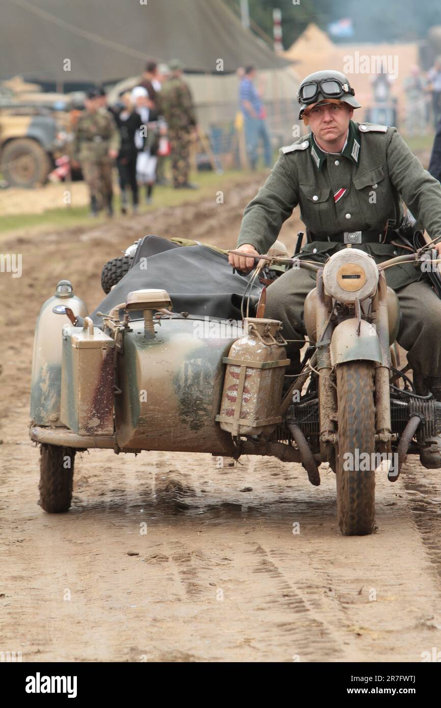 Die weltweit größte jährliche militärische Reenactment Veranstaltung begann seinen fünf-Tage-Lauf The War and Peace Show in Hop Farm, Paddock Wood, Kent im Vereinigten Königreich 18.July.2012 Enthusiasten aus der ganzen Welt in historischen Kostümen und Accessoires teilnehmen in fünf Tagen von mock Schlachten und Szenen aus der ersten und zweiten Weltkrieg. Stockfoto