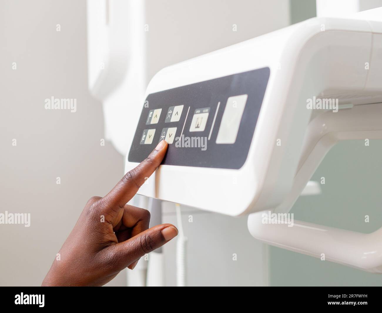 Fingerpräparate für junge Zahnärztin vor der Operation Stockfoto