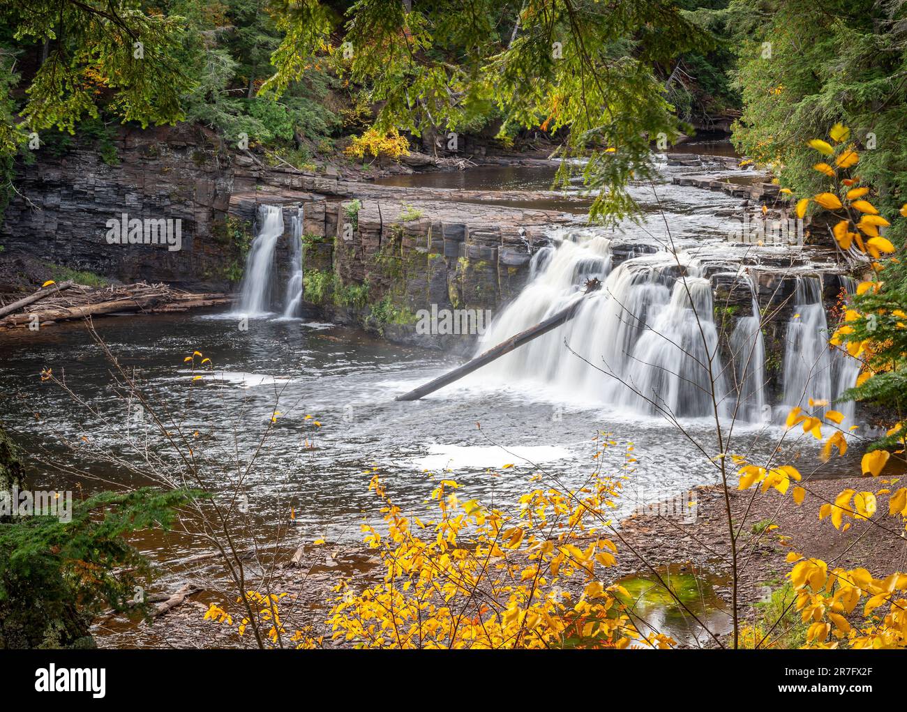 Der Presque Isle River auf der oberen Halbinsel von Michigan ist ein herbstreiches Wunderland inmitten der wechselnden Vegetation und der zahlreichen Wasserfälle und Kupferanlagen Stockfoto