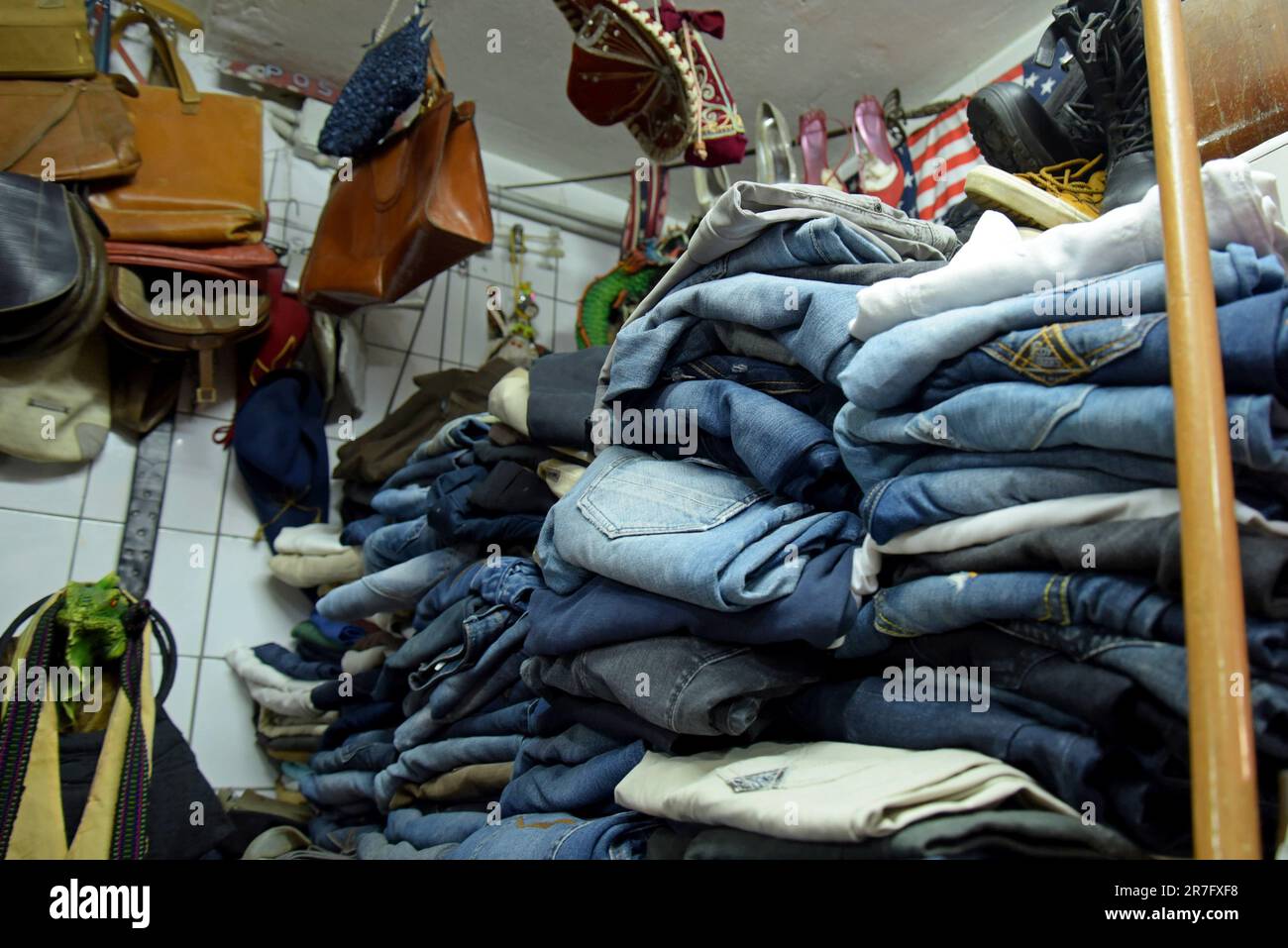 Eine große Auswahl an Jeans levis und anderen Jeans ist auf dem Vintage- und Retro-Bekleidungsmarkt von Pugliano in Ercolano, Neapel, Italien, erhältlich Stockfoto