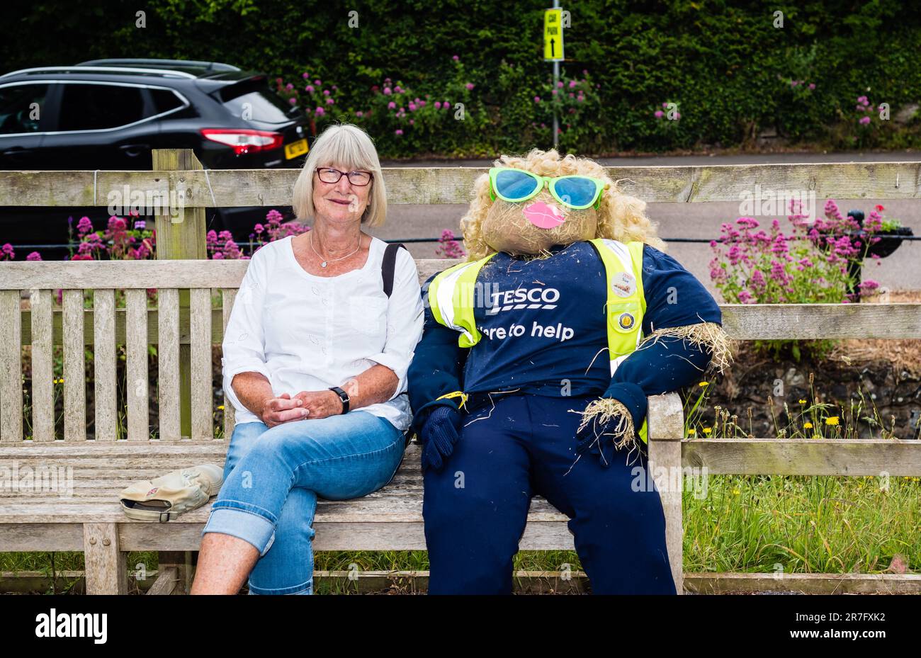 Besucher, die das East Budleigh Village Scarecrow Festival in Aid of All Saints Church besuchen. Stockfoto