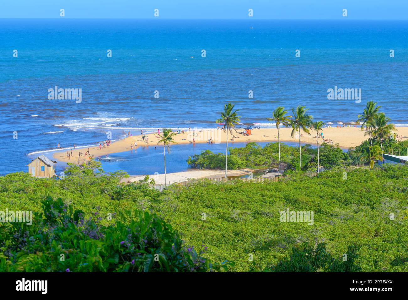 Der Coqueiros Beach, ein wunderschöner Strand im Bundesstaat Bahia, Brasilien, aus der Vogelperspektive. Trancoso - Bahia, Brasilien. Stockfoto