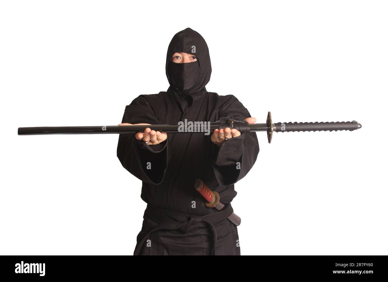 Asiatischer Mann in Ninja Martial Arts Uniform isoliert auf weißem Hintergrund Stockfoto
