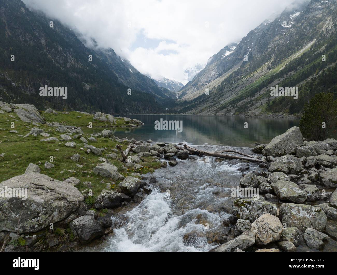 Der Lac de Gaube ist ein schöner Bergsee, der sich etwa zwölf Kilometer südlich der Stadt Cauterets befindet. Stockfoto