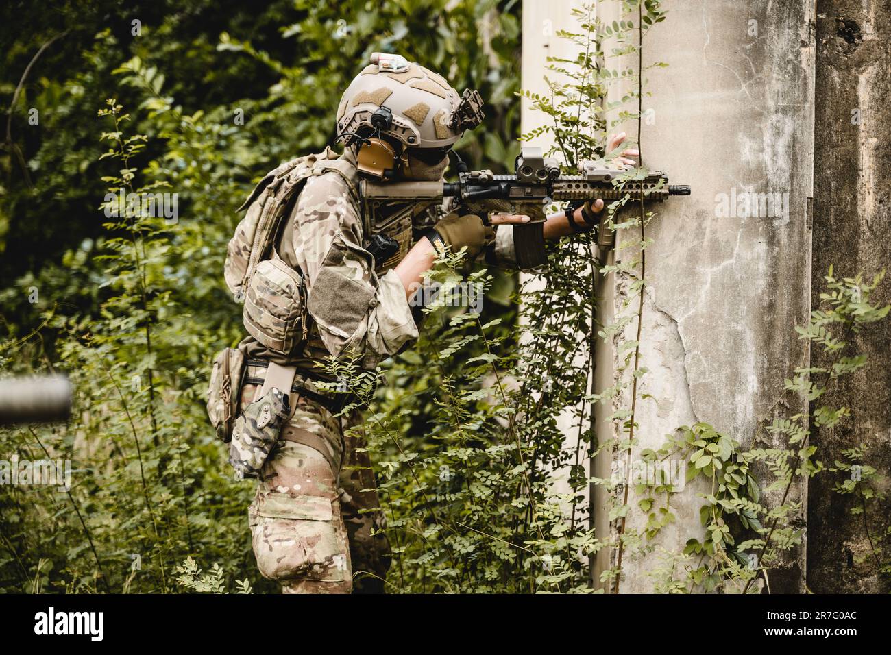 Kluges Teamwork von Soldaten, die vorwärts Rennen und den Feind angreifen Stockfoto