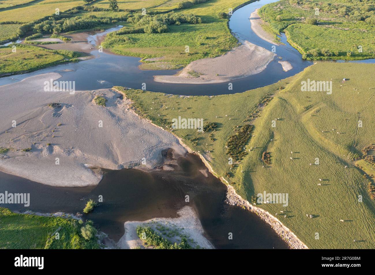 Kieselsteine an der Biegung am River Towy, Carmarthenshire, Wales, Großbritannien Stockfoto