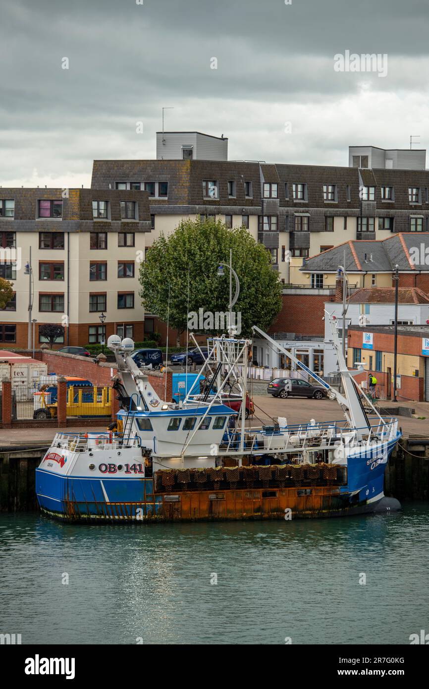 Hochseefischertrawler im Dock im hafen von portsmouth uk, Fischtrawler, die Fänge im alten hafen von portsmouth in hampshire uk anlanden. Stockfoto