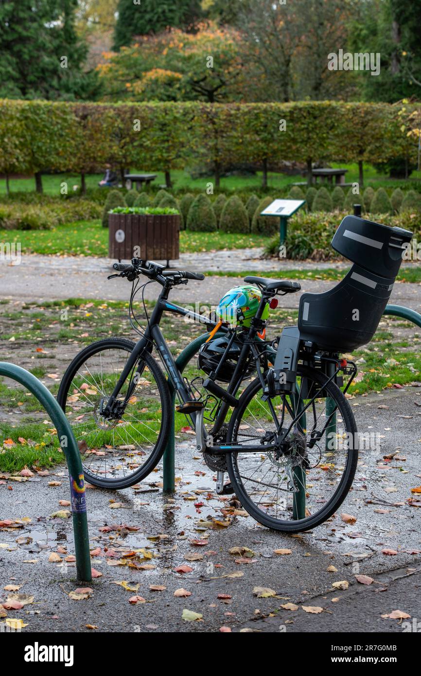 Fahrrad mit kinderfahrradtrger -Fotos und -Bildmaterial in hoher Auflsung   Alamy