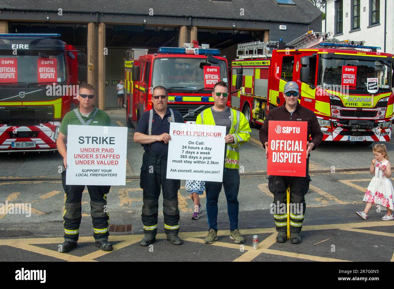 Bantry, West Cork, Irland, Donnerstag, 15. Juni 2023; Retained Firefighters sind heute wegen Löhnen und Bedingungen im Streik. Mitglieder der Bantry Fire Brigade bewachen die Streikposten vor ihrer Station. Feuerwehrleute Gerrard O'Donovan, Ger O'Leary und Trevor Hogan mit Bantry's Station Officer Con O'Mahony an der Streikposten. Kredit; ED/Alamy Live News Stockfoto