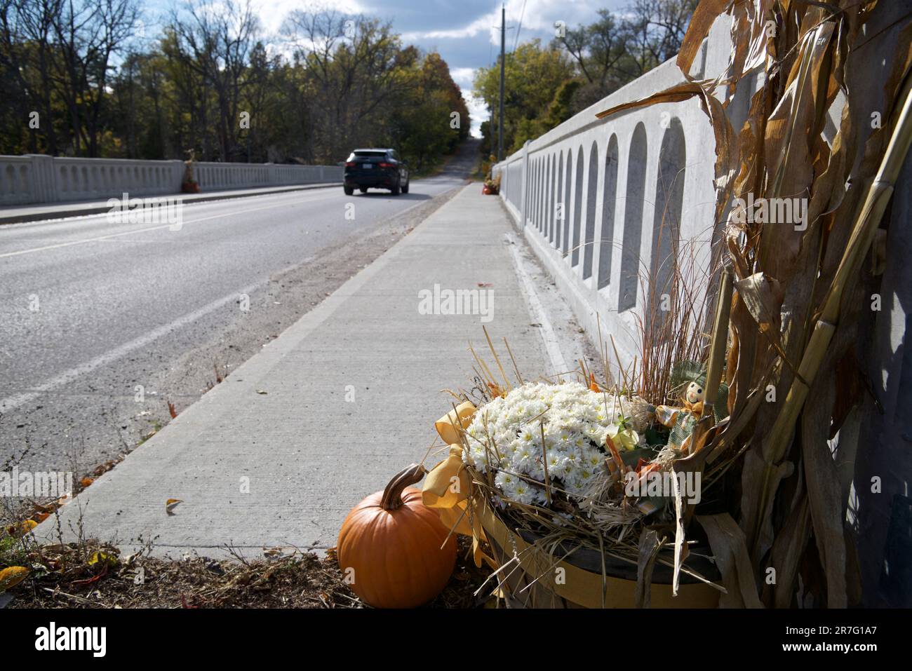 Autos fahren über die Brücke mit Thanksgiving-Dekorationen Stockfoto