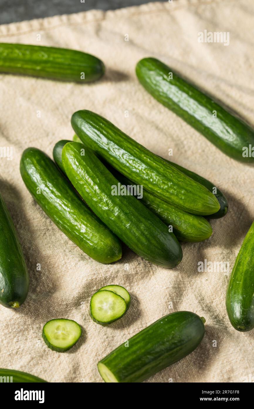 Grüne rohe Bio-Mini-Babygurken, verzehrfertig Stockfoto